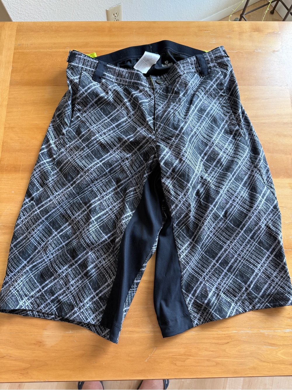 Pearl Izumi Men’s Black and Neon Yellow Athletic Cycling Shorts Baggy.